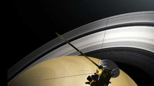 Sonda Cassini: První snímky historického průletu pod prstenci Saturnu
