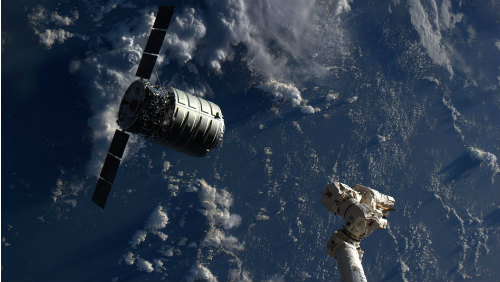  Kosmická loď Cygnus během příletu k ISS krátce před zachycením staničním manipulátorem (vpravo dole). 