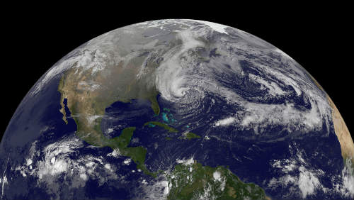 Foto a video: Když USA bičuje hurikán Sandy, největší v historii Atlantiku...
