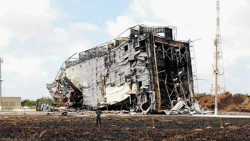 Trosky startovacího komplexu po výbuchu brazilské rakety v roce 2003.