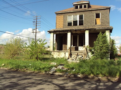 Jeden z desítek tisíc opuštěných domů v Detroitu.