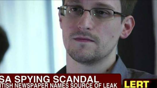 Whistleblower Edward Snowden varuje před začátkem diktatury pod falešnou vlajkou