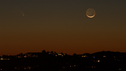 Kometa ve společnosti Měsíce z Los Angeles