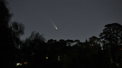 Videa: kometa nad západním obzorem