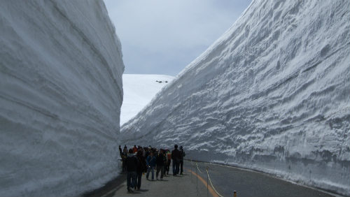 Jak vypadá skutečná kalamita: 15 metrů sněhu
