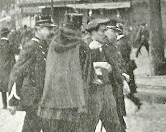 Zatýkání zločinců v pařížských ulicích (1930)