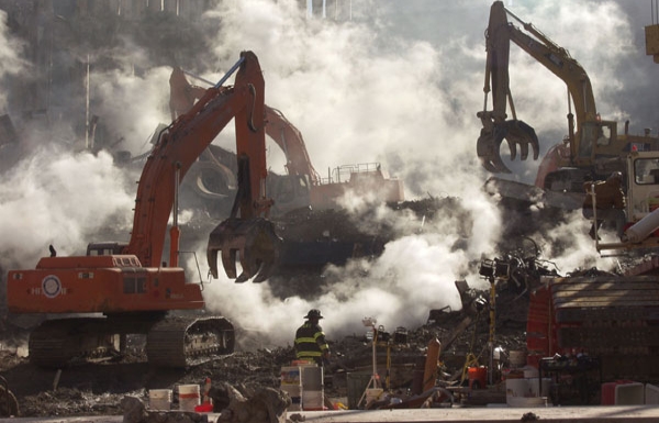 Některé hromady trosek byly žhavé ještě dva měsíce po pádu WTC