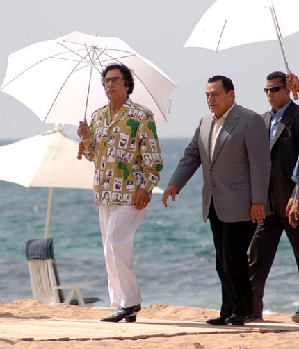 Kadáfiho roztomilý deštníček. No není k zulíbání?