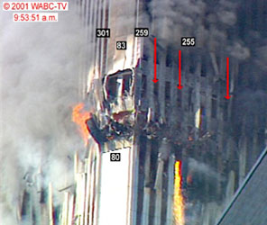 Roztavená ocel vytékající z věže WTC při jejím pádu 
