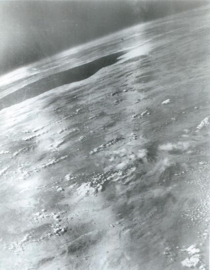 Jeden z dalších a už vydařenějších snímků Země z rakety V-2. 