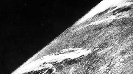 První snímek Země z vesmíru z rakety V-2. 