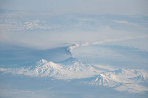 Erupce sopky Ključevskaja na poloostrově Kamčatka.