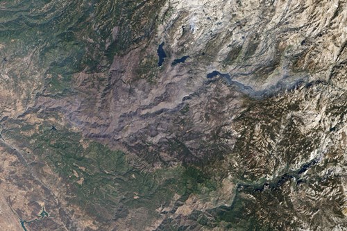  Oblast Yosemite postihl letos v sprnu obrovský lesní požár. Popelem lehlo 255 000 akrů lesa, což je patrné jako šedá oblast uprostřed snímku.